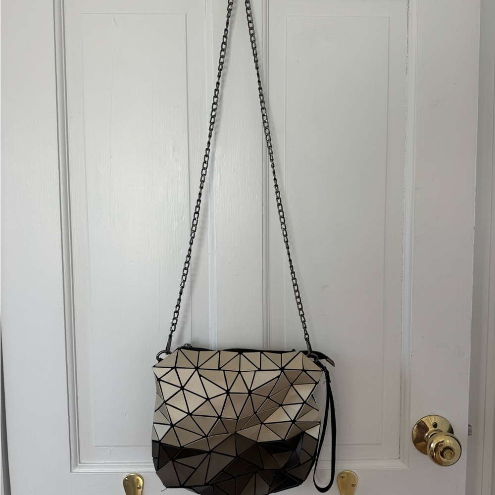 Emelio Pepe Geometric Metallic Beige Crossbody Bag with Chain Strap - Picture 2 of 5